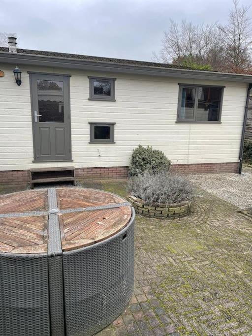 Gezellig Chalet Op De Prachtige Veluwe Путен Екстериор снимка